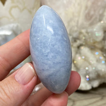 Carica l&#39;immagine nel visualizzatore di Gallery, Blue Calcite Palm Stone #13
