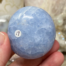 Chargez l&#39;image dans la visionneuse de la galerie, Blue Calcite Palm Stone #17
