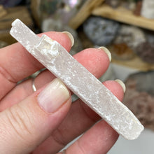 将图像加载到图库查看器中，Selenite Rough Set #18
