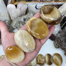 将图像加载到图库查看器中，Honey Calcite Palm Stones
