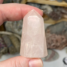 Carica l&#39;immagine nel visualizzatore di Gallery, Rose Quartz Mini Tower #15
