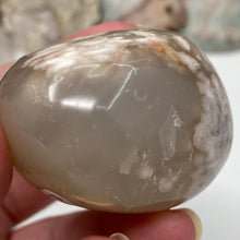 将图像加载到图库查看器中，Flower Agate Palm Stone #28
