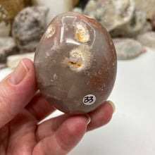 将图像加载到图库查看器中，Flower Agate Palm Stone #33
