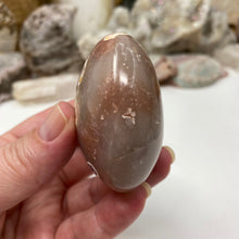 Carica l&#39;immagine nel visualizzatore di Gallery, Flower Agate Palm Stone #33
