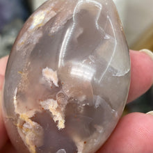 Carica l&#39;immagine nel visualizzatore di Gallery, Flower Agate Palm Stone #33
