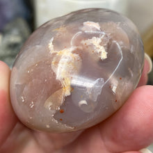 Carica l&#39;immagine nel visualizzatore di Gallery, Flower Agate Palm Stone #33
