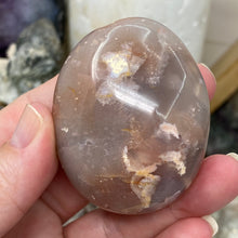 Carica l&#39;immagine nel visualizzatore di Gallery, Flower Agate Palm Stone #33
