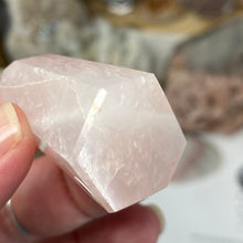 Carica l&#39;immagine nel visualizzatore di Gallery, Rose Quartz Mini Tower #16
