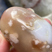 Carica l&#39;immagine nel visualizzatore di Gallery, Flower Agate Palm Stone #46
