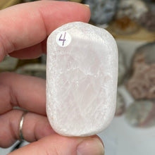 Carica l&#39;immagine nel visualizzatore di Gallery, Rose Quartz Ema Egg #04
