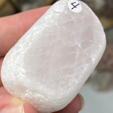 Carica l&#39;immagine nel visualizzatore di Gallery, Rose Quartz Ema Egg #04
