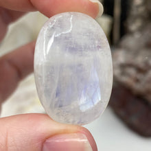 Carica l&#39;immagine nel visualizzatore di Gallery, Rainbow Moonstone Cabochon #12 AAA Grade
