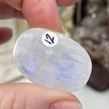 Chargez l&#39;image dans la visionneuse de la galerie, Rainbow Moonstone Cabochon #12 AAA Grade
