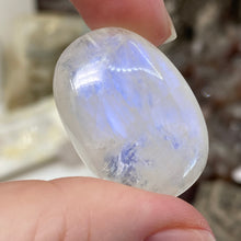 Chargez l&#39;image dans la visionneuse de la galerie, Rainbow Moonstone Cabochon #12 AAA Grade
