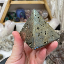 Carica l&#39;immagine nel visualizzatore di Gallery, Pyrite Pyramid #08
