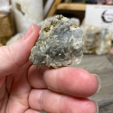 将图像加载到图库查看器中，Cubic Pyrite on Calcite #01
