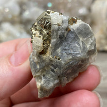 将图像加载到图库查看器中，Cubic Pyrite on Calcite #01
