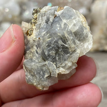 将图像加载到图库查看器中，Cubic Pyrite on Calcite #01
