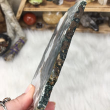 Bild in Galerie-Viewer laden, Green Moss Agate Un-Polished Rough Slice
