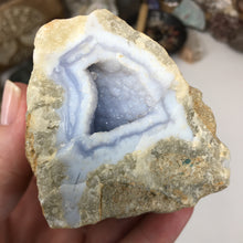 Bild in Galerie-Viewer laden, Blue Lace Agate Geode #04
