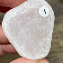 Carica l&#39;immagine nel visualizzatore di Gallery, Rose Quartz Ema Egg #01
