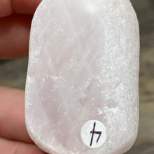 Carica l&#39;immagine nel visualizzatore di Gallery, Rose Quartz Ema Egg #04
