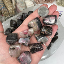 Cargar imagen en el visor de la galería, Rhodonite Tumbles
