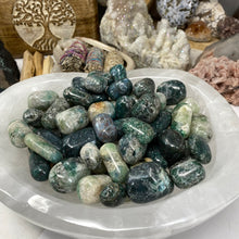 将图像加载到图库查看器中，Emerald Fuchsite in Quartz Tumbles
