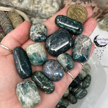 Chargez l&#39;image dans la visionneuse de la galerie, Emerald Fuchsite in Quartz Tumbles
