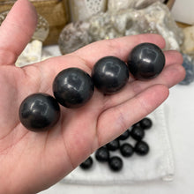 将图像加载到图库查看器中，Shungite 1&quot; Spheres
