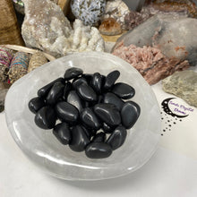 Carica l&#39;immagine nel visualizzatore di Gallery, Shungite Medium Tumbles
