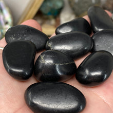 将图像加载到图库查看器中，Shungite Medium Tumbles
