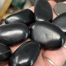 将图像加载到图库查看器中，Shungite Medium Tumbles
