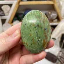 将图像加载到图库查看器中，Chrysoprase Palm Stone #18
