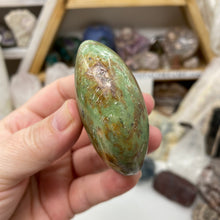 Cargar imagen en el visor de la galería, Chrysoprase Palm Stone #18
