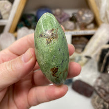 将图像加载到图库查看器中，Chrysoprase Palm Stone #18
