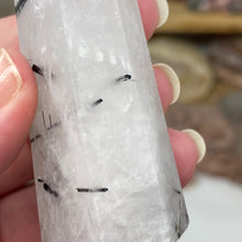 将图像加载到图库查看器中，Black Rutilated Quartz Point #11
