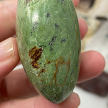 将图像加载到图库查看器中，Chrysoprase Palm Stone #18
