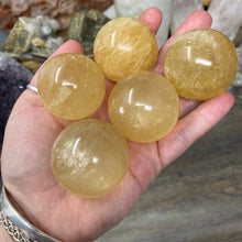 将图像加载到图库查看器中，Honey Calcite 1.5&quot; Spheres
