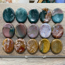 将图像加载到图库查看器中，Ocean Jasper Worry Palm Stones
