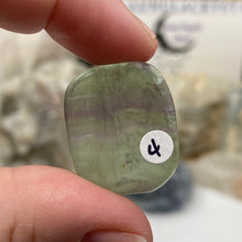 Chargez l&#39;image dans la visionneuse de la galerie, Fluorite 1&quot; Coin Size Pocket Stone
