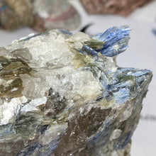 将图像加载到图库查看器中，Blue Kyanite Cluster #06
