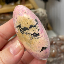 Carica l&#39;immagine nel visualizzatore di Gallery, Rhodonite with Pyrite Palm Stone #04
