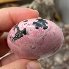 Cargar imagen en el visor de la galería, Rhodonite with Pyrite Palm Stone #08
