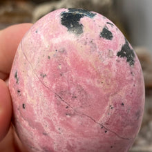 Cargar imagen en el visor de la galería, Rhodonite with Pyrite Palm Stone #08
