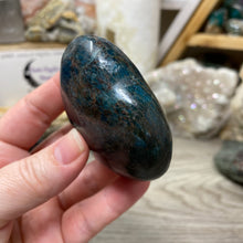 将图像加载到图库查看器中，Blue Apatite Large Heart Palm Stone #01
