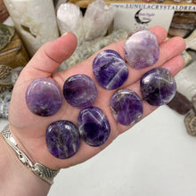 将图像加载到图库查看器中，Chevron Amethyst Large Coin Size Pocket Stones
