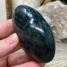 将图像加载到图库查看器中，Blue Apatite Large Heart Palm Stone #02
