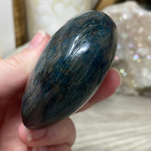 将图像加载到图库查看器中，Blue Apatite Large Heart Palm Stone #02
