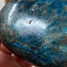 Cargar imagen en el visor de la galería, Blue Apatite Large Heart Palm Stone #02
